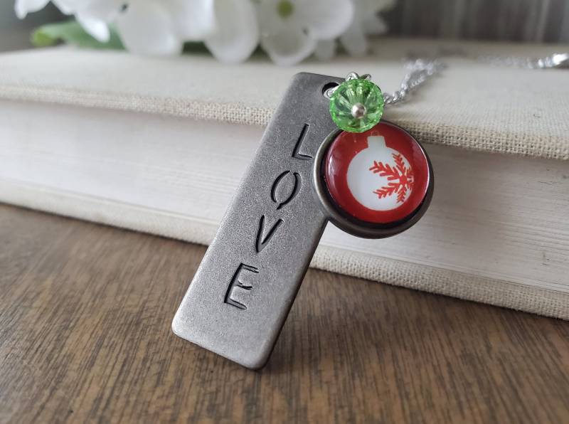 Weihnachtsschmuck Halskette in Antik Silber Mit Rubin Kristall von TheWildPoppyjewelco