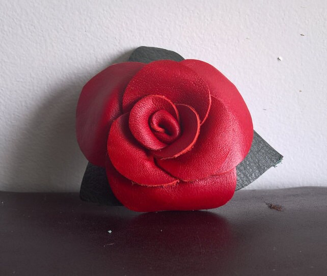 Leder Rose Brosche Leder Rose Brosche von TheWomanWhoDoes