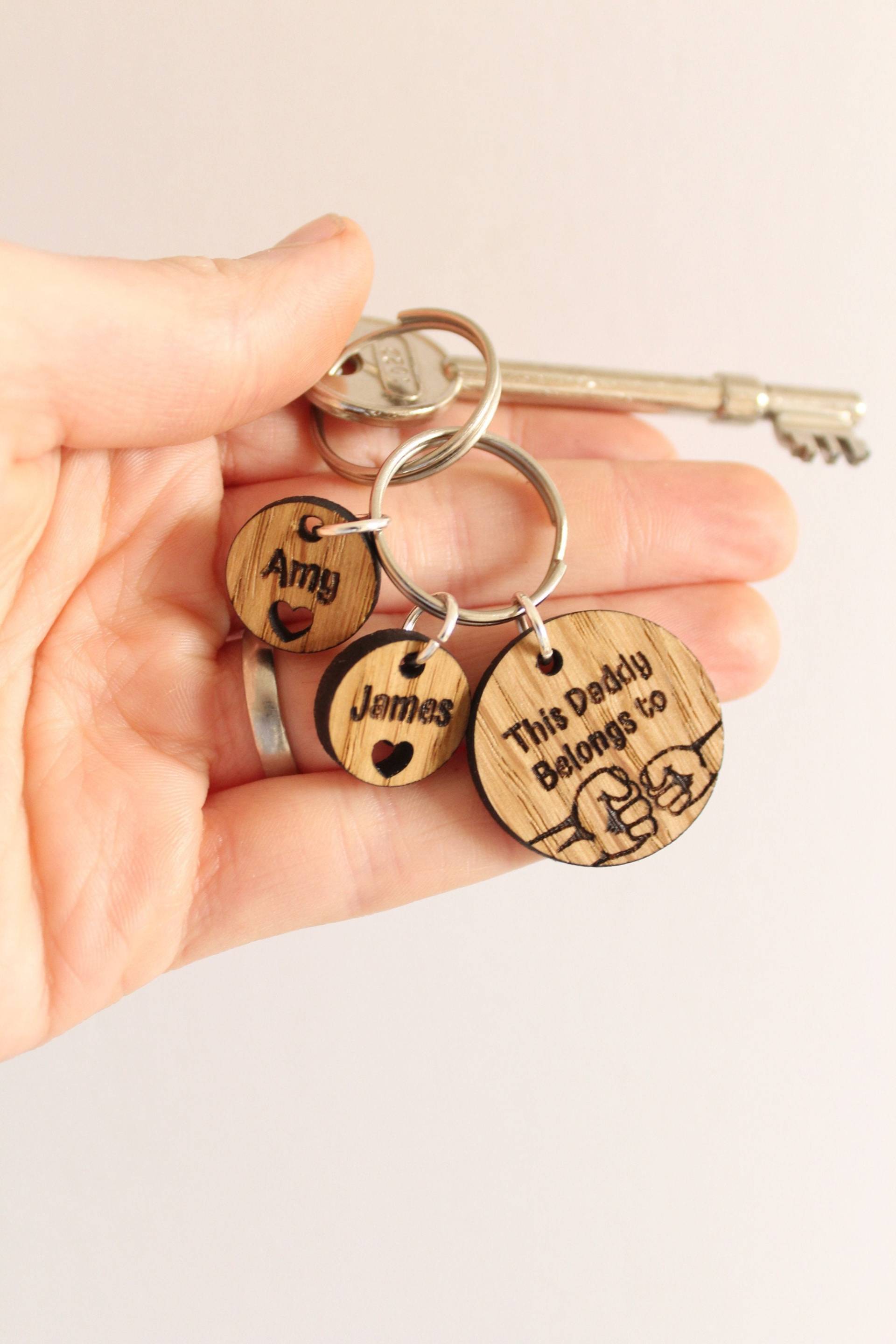 Dieser Papa Gehört Einem Andenken Für Papa, Opa, Personalisierter Holzschlüsselring Neuen Vater, Benutzerdefinierter Name Der Kinderschlüsselkette von TheWoodLookGifts