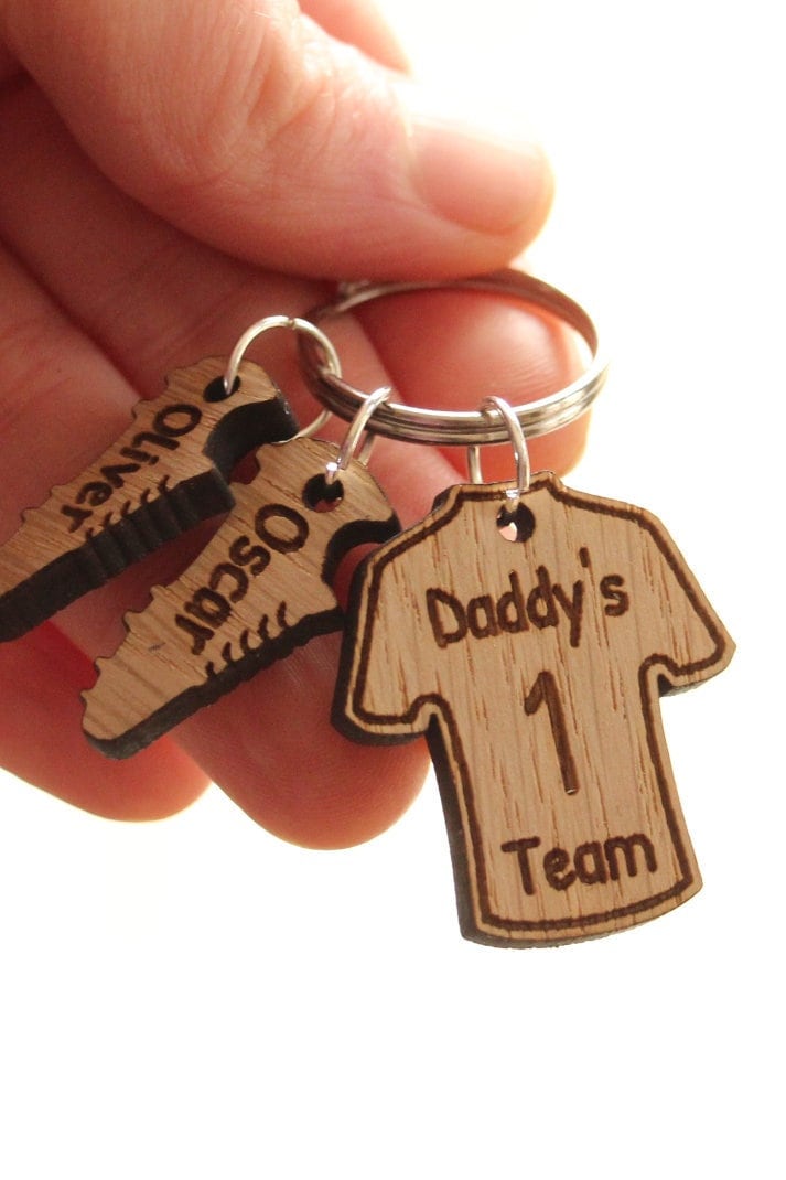 Personalisierte Papas Team Fußball Shirt Schlüsselanhänger, Geschenk Für Papa, Vatertagsgeschenk, Papa Von Kindern, Geburtstagsgeschenk, Vom Sohn von TheWoodLookGifts