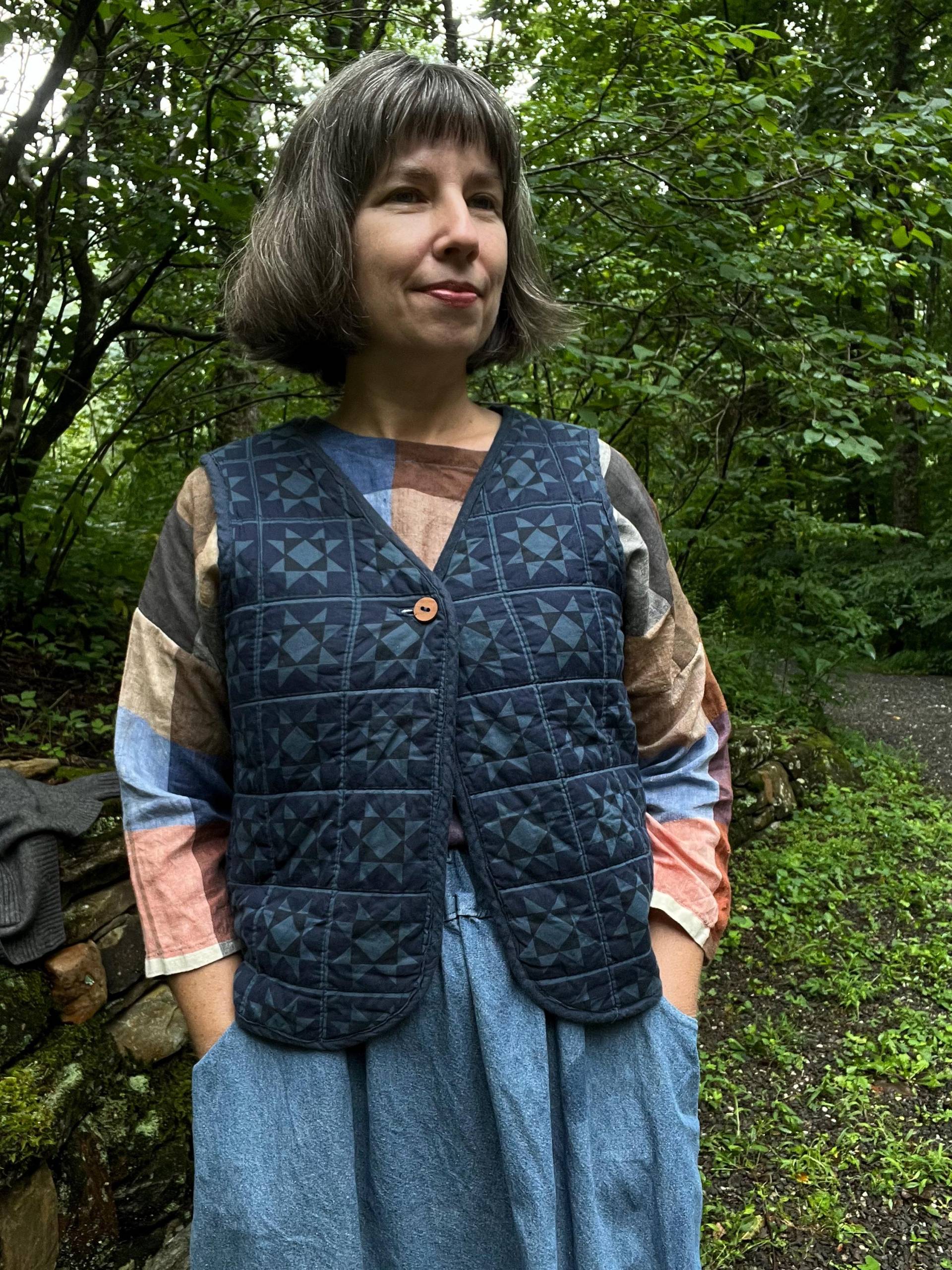 Winter Night Sägezahn Handbedruckte Indigo Steppweste Winter Night Sägezahn Handbedruckte Indigo Steppweste von CommonFolkClothier