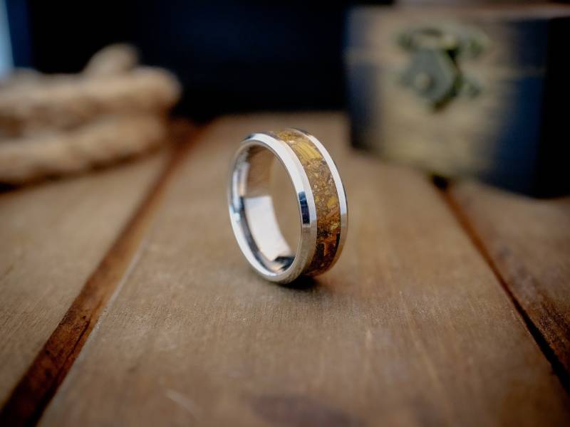 Wolfram Tigerauge Inlay Ehering - Handgefertigter Unisex Ring von TheWoodcuttersDream