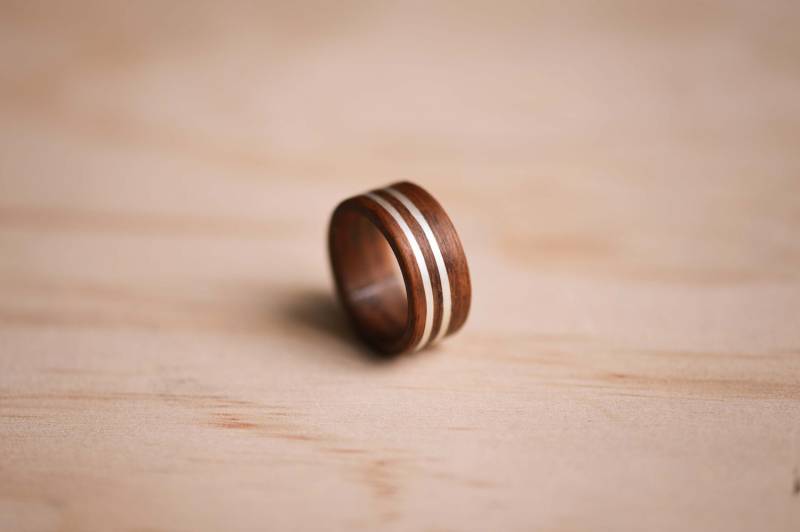 Santos Palisander Bugholzring Mit Sterling Silber Inlay von TheWoodenCircleCo