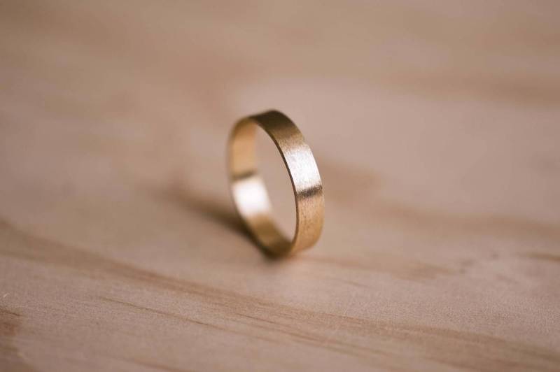 Handgefertigter Gebürsteter Ehering Aus 9 Karat Gold | 9 Karat von TheWoodenCircleCo