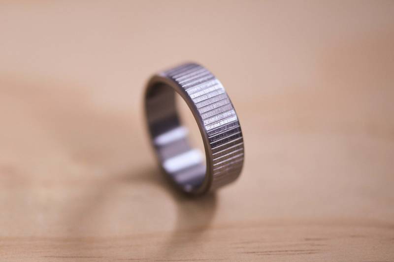 Handgemachte Gerändelt Tantal Ehering Gebürstet Finish Ring von TheWoodenCircleCo