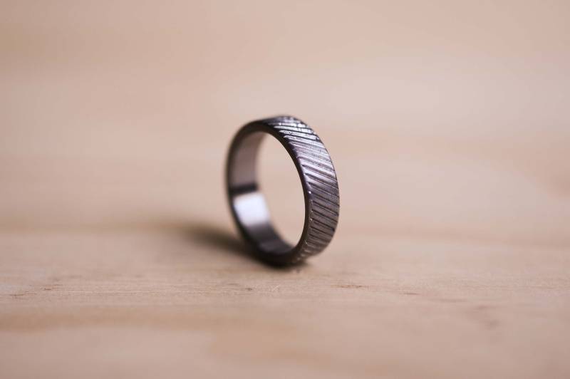 Gekordelter Tantal-Ring Mit Diagonaler Rändelung, Tantal-Ehering, Texturierter Ehering von TheWoodenCircleCo