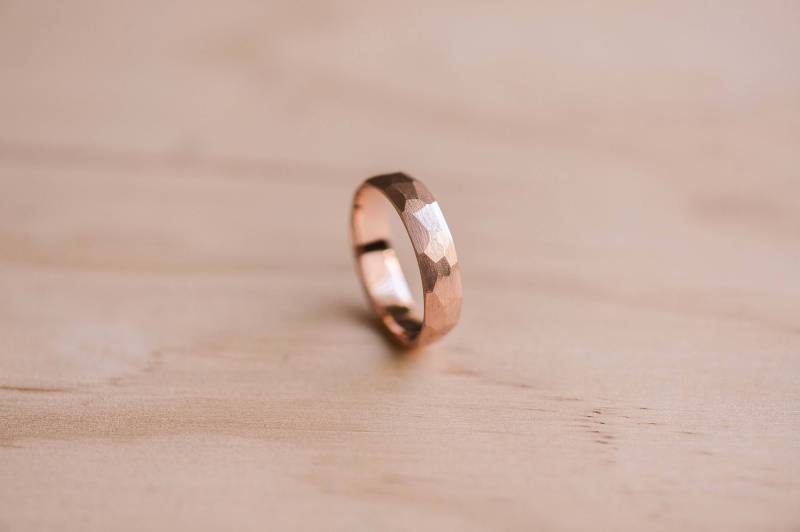 Handgefertigter 18K Rose Gold Facettenring - Strukturierter Ehering von TheWoodenCircleCo