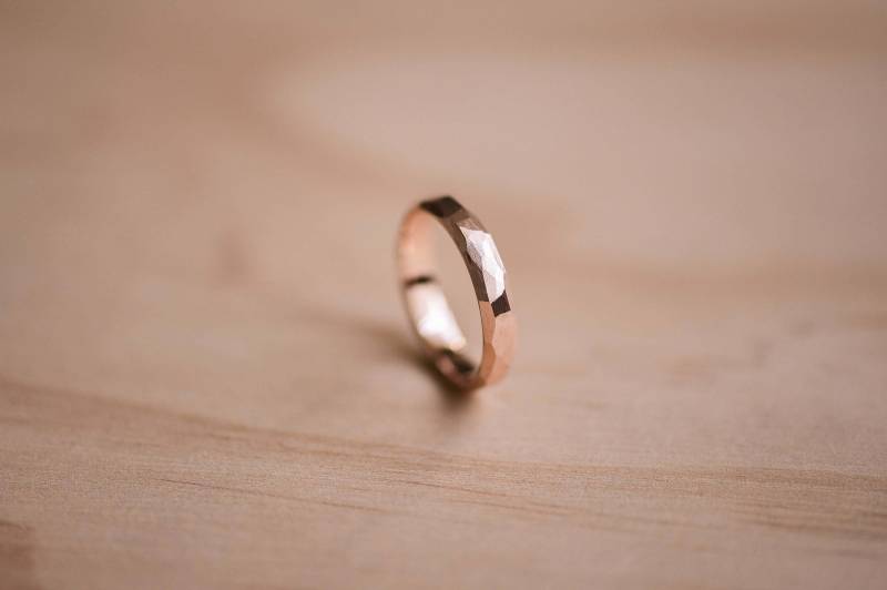 Handgefertigter 9K Rosegold Facettierter Ehering Ring von TheWoodenCircleCo