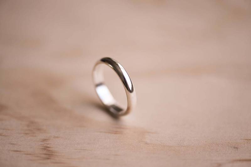 Handgefertigter Argentium Silber Ring Recyceltes Metall, Gewölbter Ehering von TheWoodenCircleCo