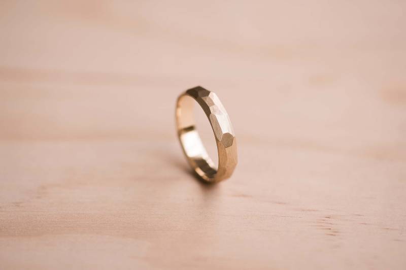 Handgefertigter Ehering Aus 9 Karat Gelbgold Facettiert von TheWoodenCircleCo