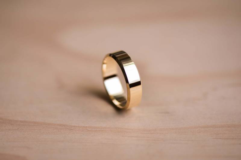 Handgefertigter Ehering Aus 9K Gelbgold Mit Fasen von TheWoodenCircleCo