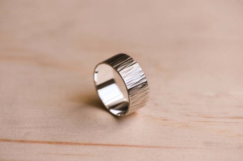 Handgefertigter Gehämmerter Argentium Silber Ehering von TheWoodenCircleCo