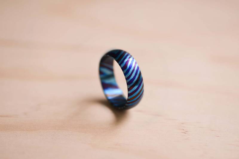 Handgefertigter Timaskus Ring Eloxierter Ehering von TheWoodenCircleCo