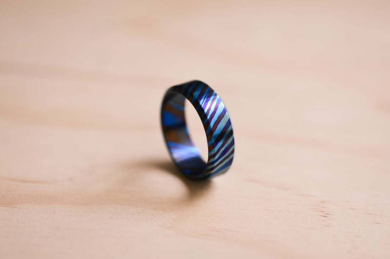 Handgefertigter Timaskus Ring Versilberter Titanring Mit Eloxiertem Muster von TheWoodenCircleCo