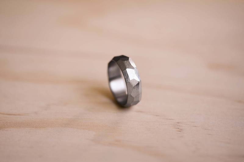 Handgemachter Facettierter Titanring Aerospace Grade Trauring von TheWoodenCircleCo
