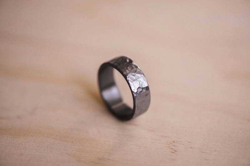 Handgemachter Tantal Ring Dunkelblau Grauer Ehering von TheWoodenCircleCo