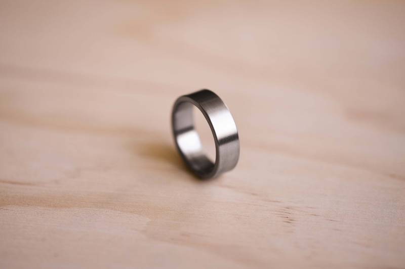 Handgefertigter Ring Aus Titan Für Die Luft - Und Raumfahrt von TheWoodenCircleCo