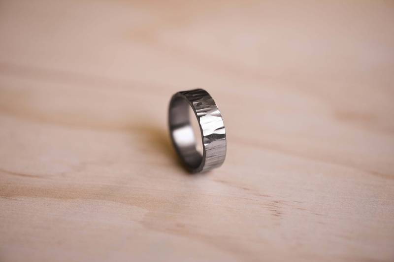 Luft-Und Raumfahrt Titanring Strukturierter Ehering von TheWoodenCircleCo
