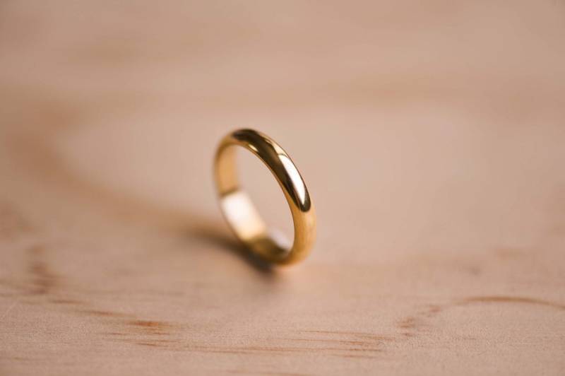 Solide 18K Gelbgold Halbrunder Gewölbter Ehering, Ehering Aus Gold, Polierter Goldring von TheWoodenCircleCo