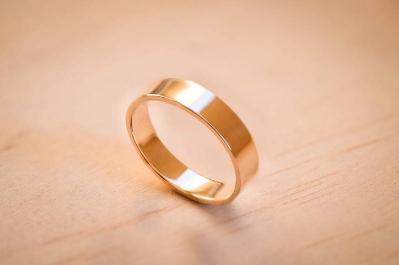 Handgefertigter Ehering Aus 9 Karat Gelbgold Polierter Goldring von TheWoodenCircleCo