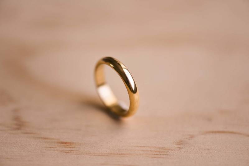 Handgefertigter Trauring Aus 9 Karat Gelbgold Mit Kuppeln von TheWoodenCircleCo