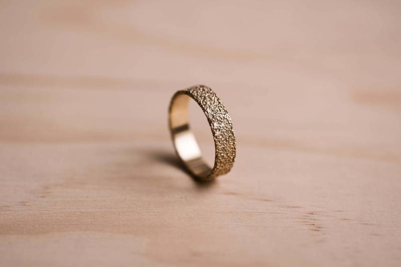 Handgefertigter 9 Karat Goldring Ehering Vulkangestein Textur von TheWoodenCircleCo