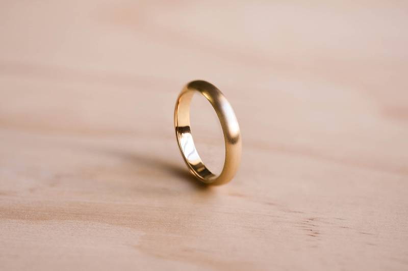 Handgefertigter Ehering Aus 9K Gelbgold Mit Matter Oberfläche von TheWoodenCircleCo