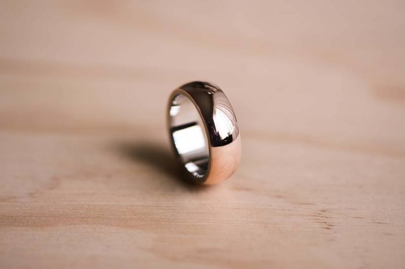 Zweifarbiger Ehering Aus Bronze Gewölbter Ring Mit Edelstahl-Liner von TheWoodenCircleCo