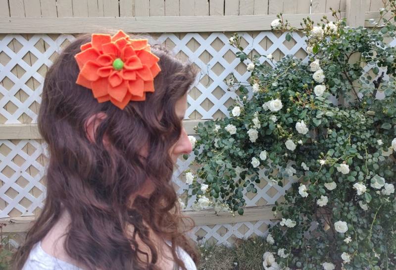 Filzblumen Haarspange - Einzelne Dahlie Filzblumen Haarspange - Einzelne Dahlie von TheWoodlandGrove
