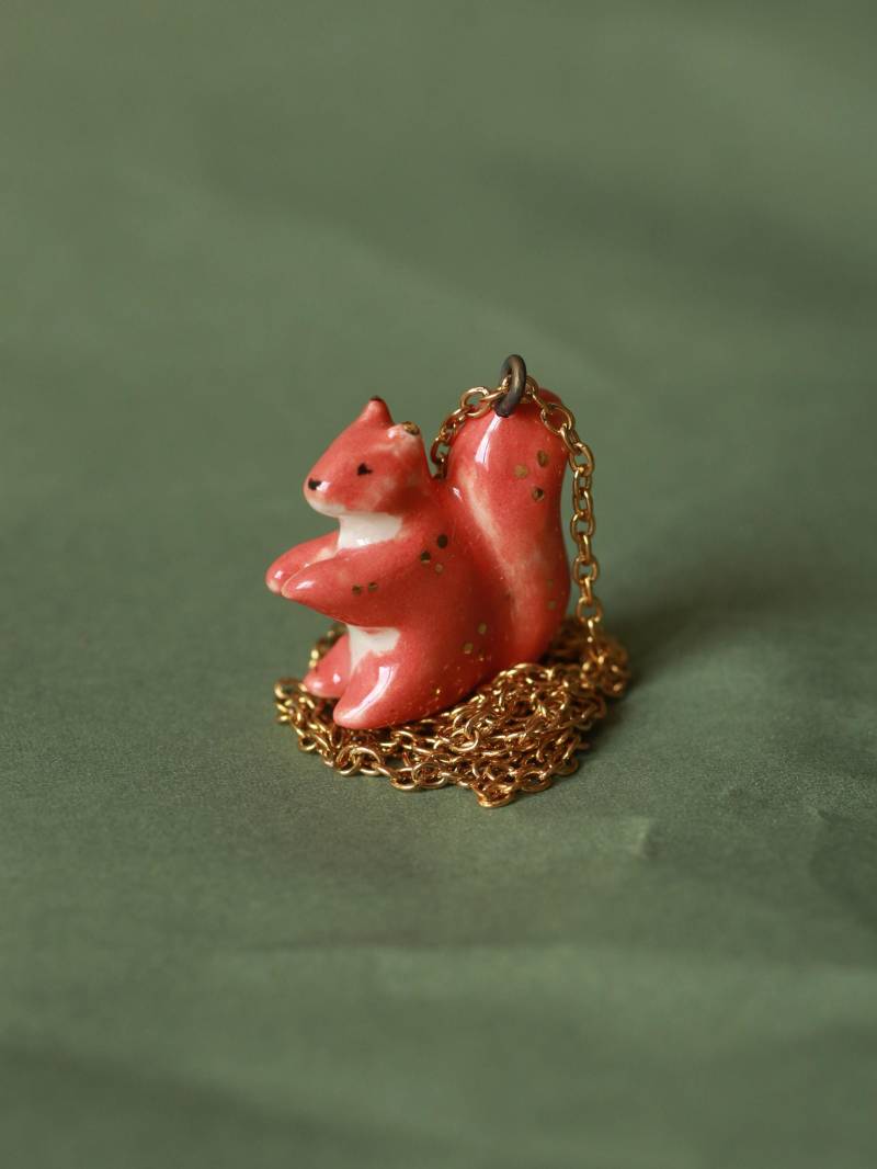 Eichhörnchen Halskette Aus Keramik - Handgefertigtes Rotes Anhänger Süße Waldtier Schmuck Charme Cottagecore Eichhörnchen Halskette Aus Keramik - Handgefertigtes Rotes Anhänger Süße Waldtier Schmuck Charme Cottagecore von TheWoodsofWonder