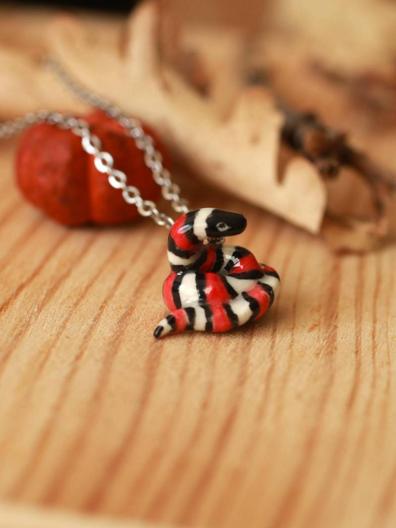 Handgemachte Keramik-Schlange Halskette - Porzellan Milch-Schlange Anhänger Roter Schlangen-Schmuck Schlangen-Geschenk Für Schlangenliebhaber von TheWoodsofWonder
