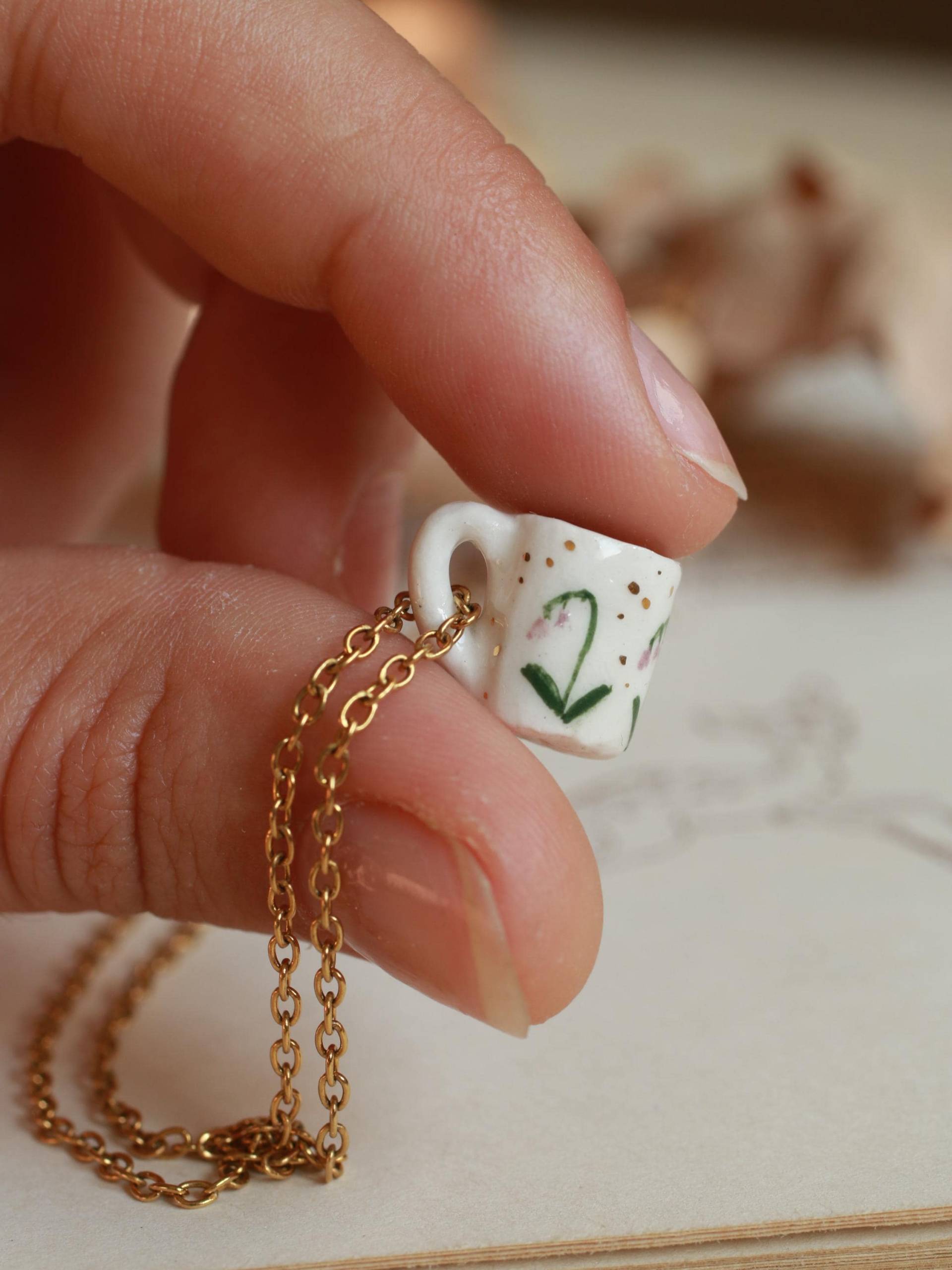 Keramik Kleine Tasse Halskette - Maiglöckchen Becher Anhänger Teeliebhaber Geschenk Kaffeetrinker Schmuck Cottagecore Fee Keramik Kleine Tasse Halskette - Maiglöckchen Becher Anhänger Teeliebhaber Geschenk Kaffeetrinker Schmuck Cottagecore Fee von TheWoodsofWonder