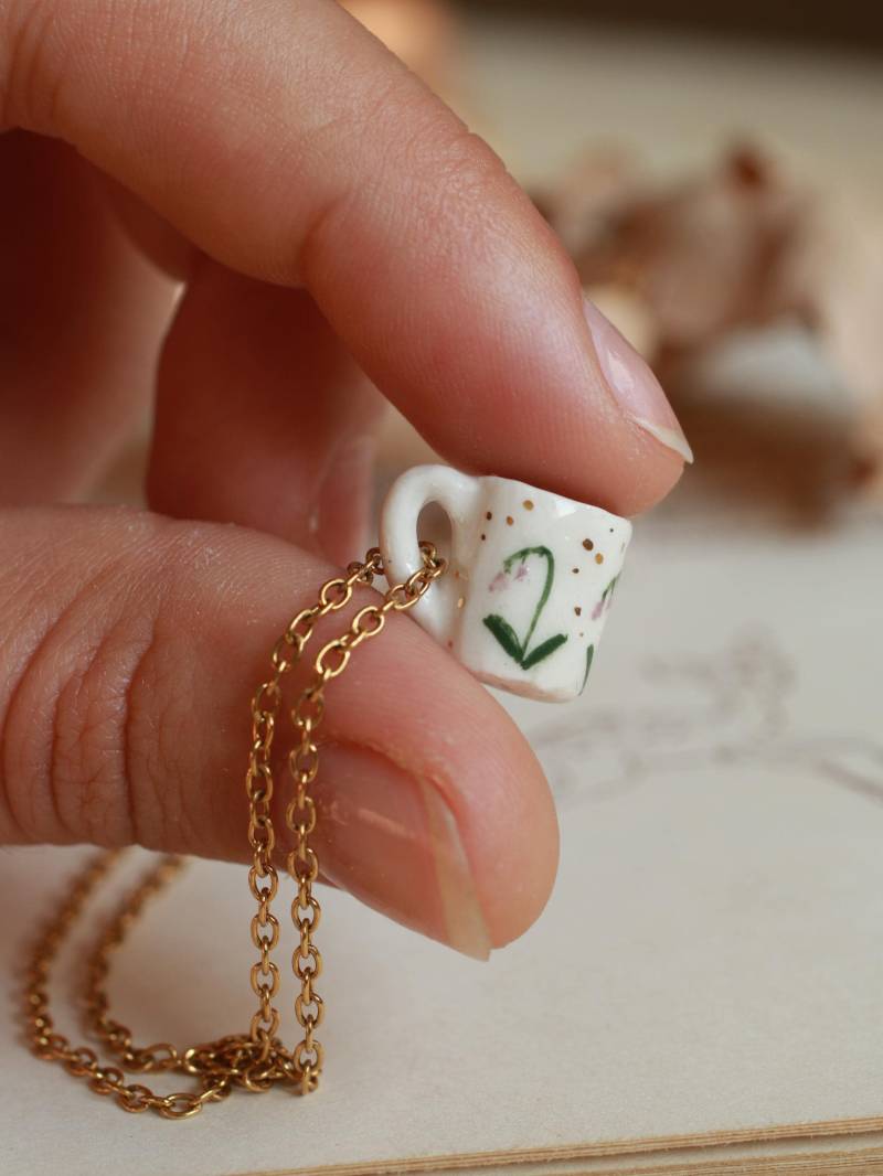 Keramik Kleine Tasse Halskette - Maiglöckchen Becher Anhänger Teeliebhaber Geschenk Kaffeetrinker Schmuck Cottagecore Fee von TheWoodsofWonder