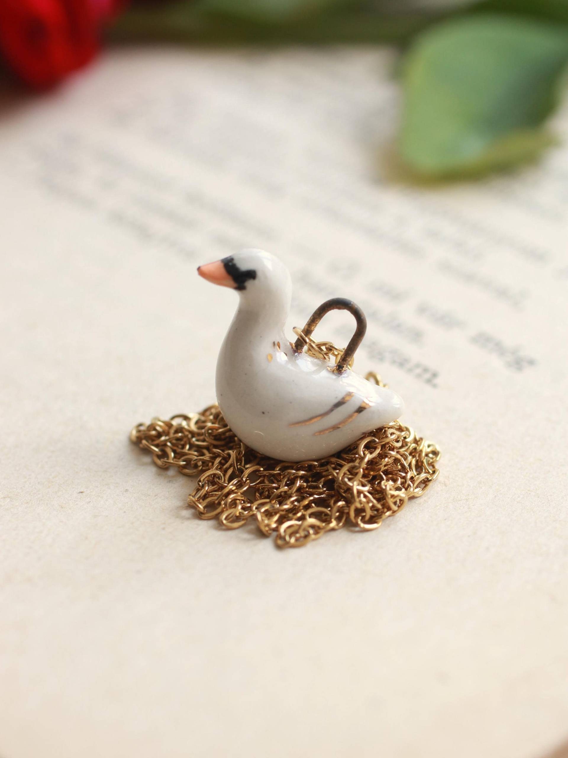 Keramik Schwan Halskette - Handgemachter Anhänger Niedlicher Schmuck Kleiner Charme Schwanliebhaber Geschenk Idee Liebhaber Cottagecore von TheWoodsofWonder