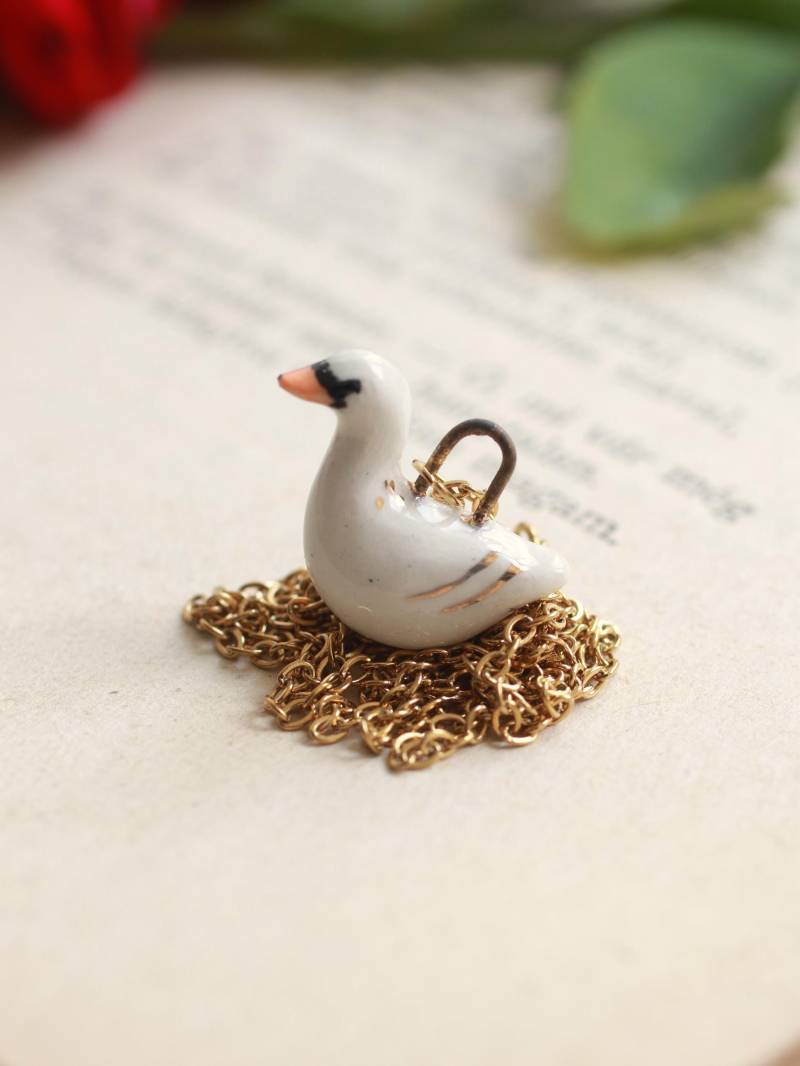 Keramik Schwan Halskette - Handgemachter Anhänger Niedlicher Schmuck Kleiner Charme Schwanliebhaber Geschenk Idee Liebhaber Cottagecore von TheWoodsofWonder