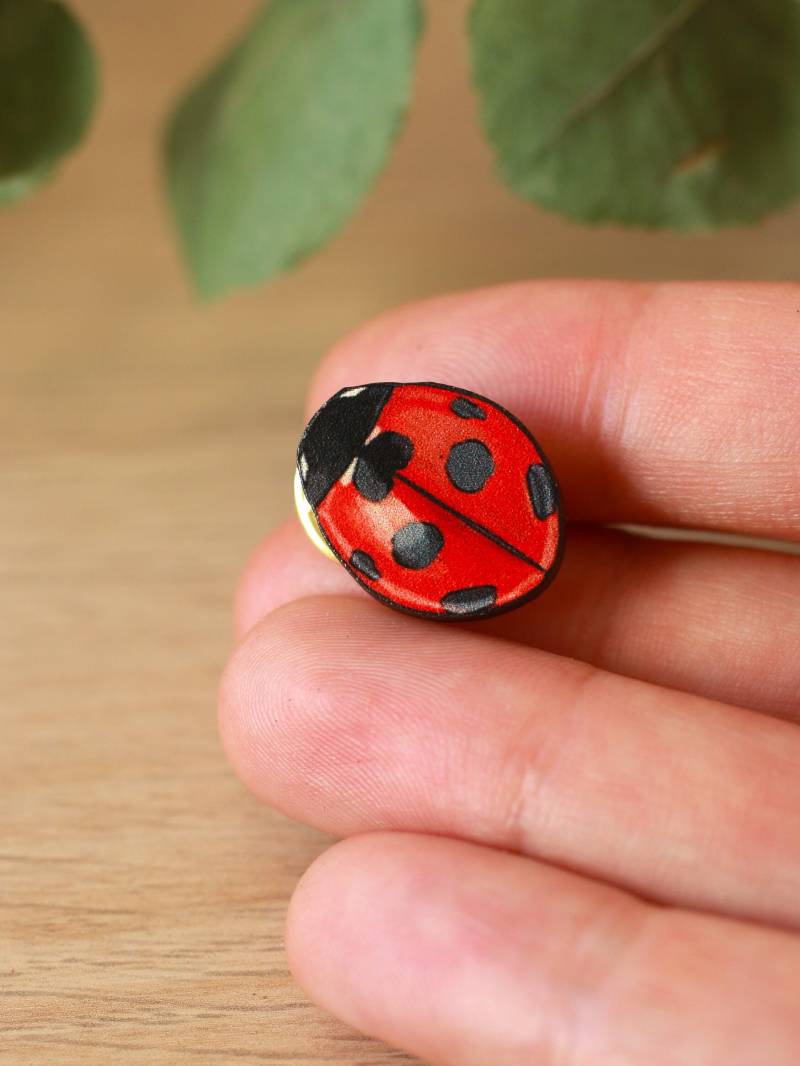 Marienkäfer Anstecknadel - Brosche Glücksbringer Käfer Anstecker Schmuck Marienkäferschmuck Holzkäfer Insekt Geschenkidee von TheWoodsofWonder