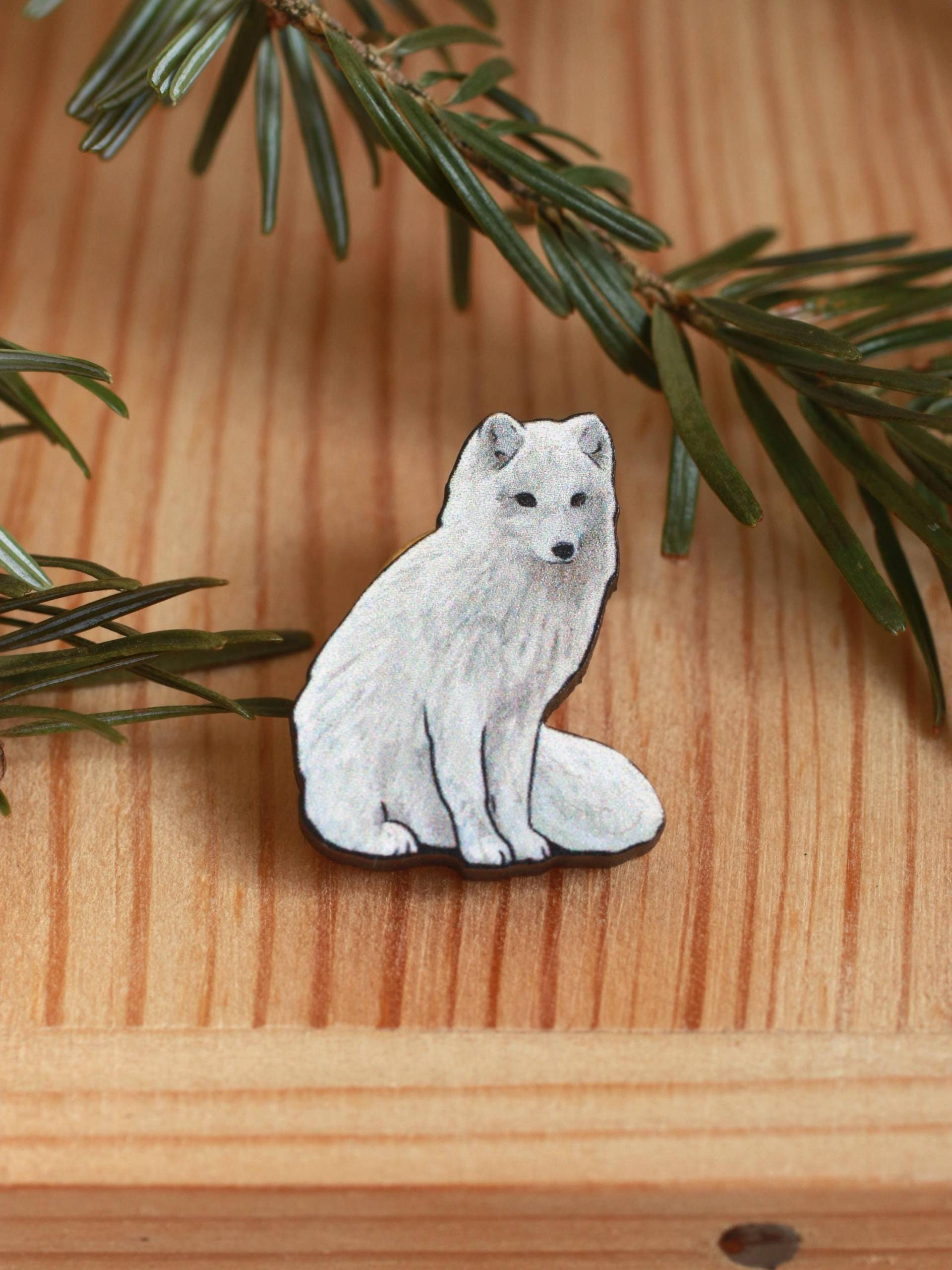 Polarfuchs Pin - Weißer Fuchs Jungtier Brosche Holzfuchs Abzeichen Schmuck Holzschmuck Fox Geschenkidee von TheWoodsofWonder