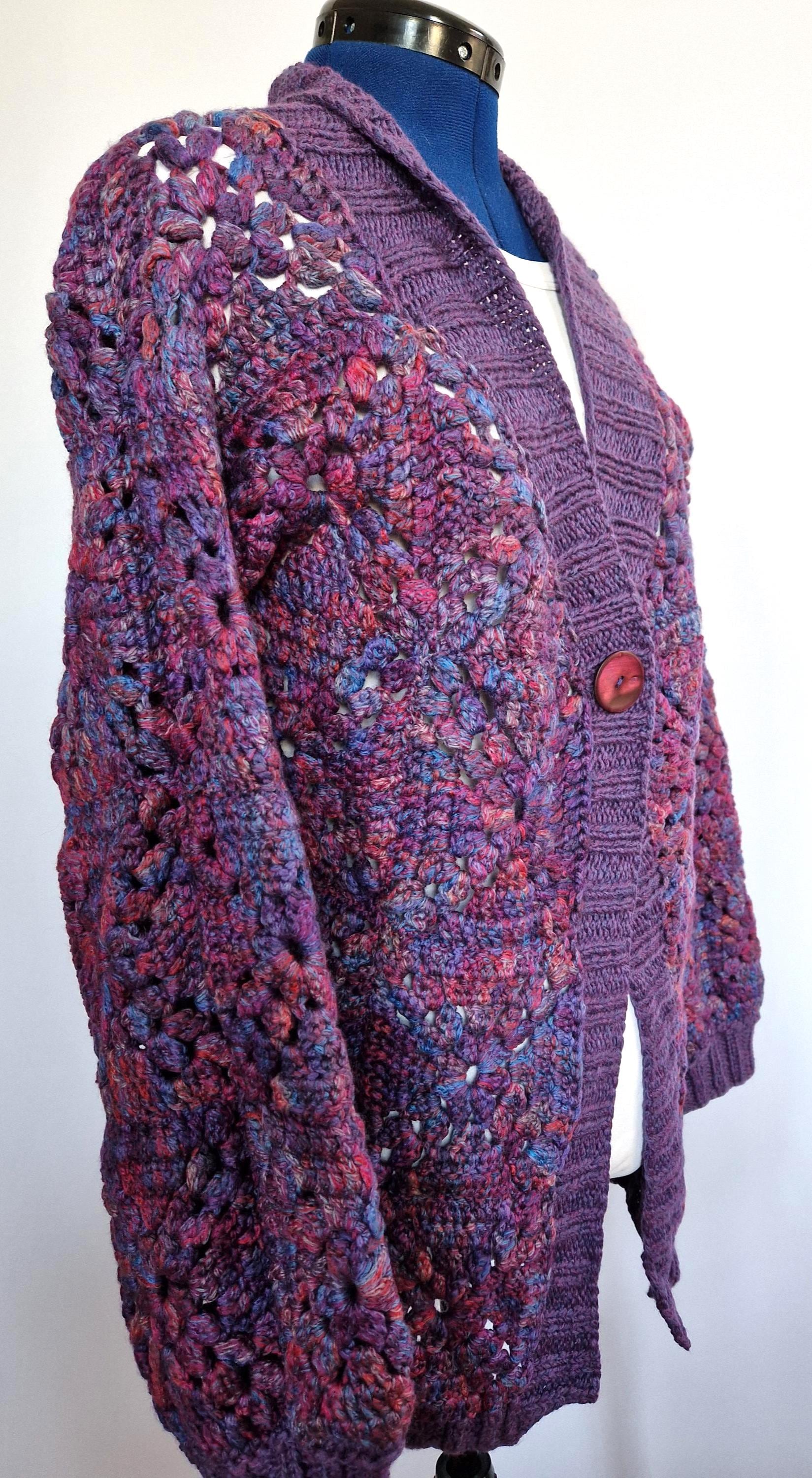 Gehäkelte Granny Square Strickjacke Aus Feiner Merinowolle Mit Gestrickten Bündchen in Größe 42 Im Farbverlauf Blau Magenta Violett von TheWoollyWay