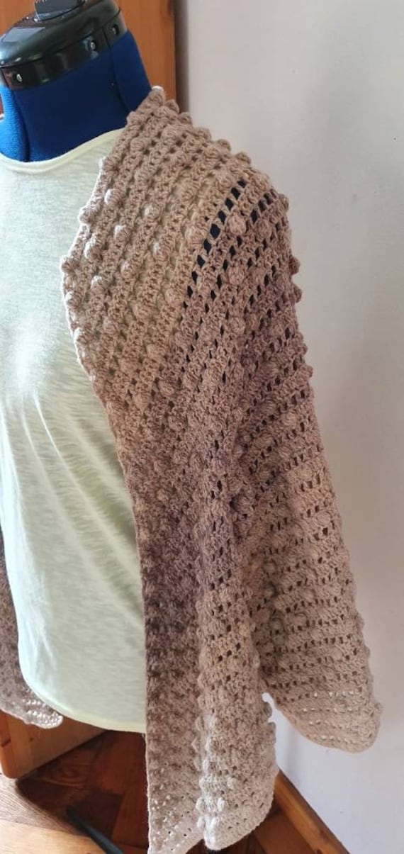 Gehäkelte Stola Poncho Strickjacke Überwurf Im Farbverlauf Von Creme Bis Dunkelgrau Mit Noppen Und Langen Ärmeln Aus Recyceltem Merinogarn von TheWoollyWay