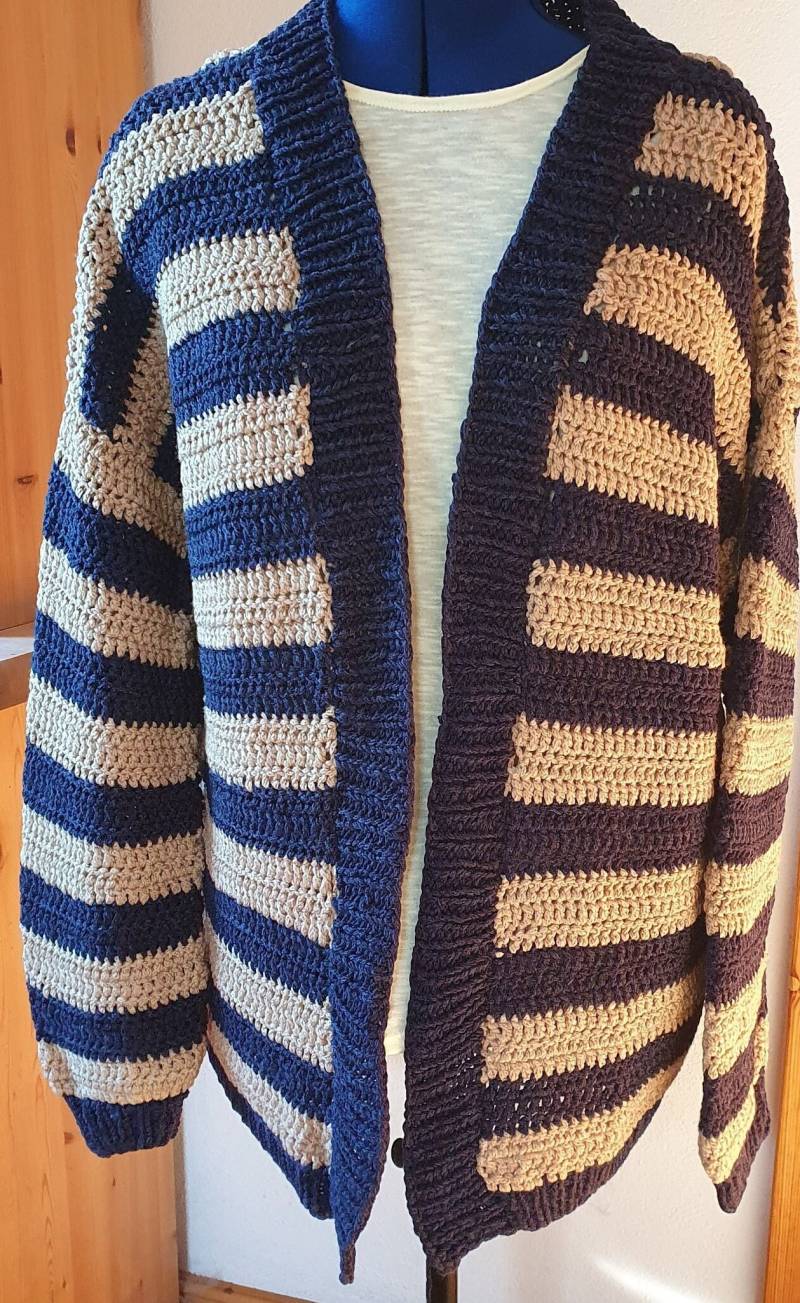 Gehäkelte Strickjacke Im Streifenmuster Blau, Beige, Aus Feiner Weicher Merinowolle, Verschlusslos, Größe 40 Oversize, Lange Ärmel von TheWoollyWay