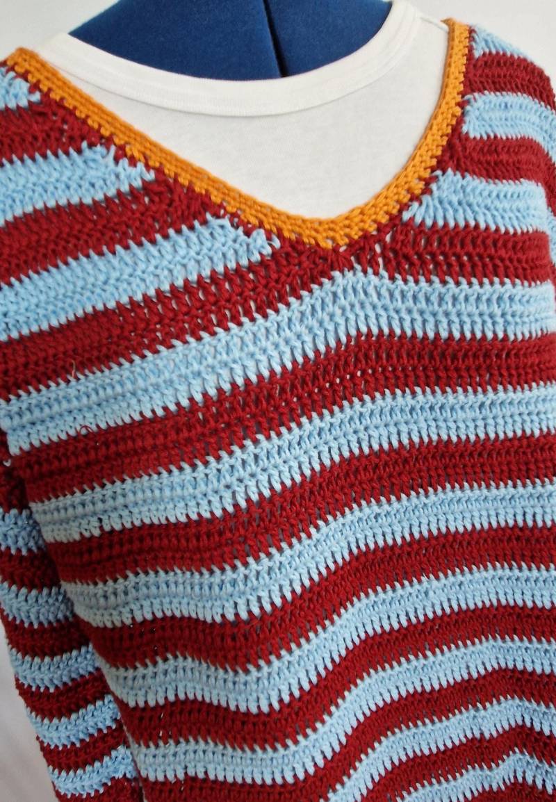 Gehäkelter Sommerpullover in Blau Und Weinrot Mit Ballonärmeln Kastenform Aus Baumwolle Orangenen Akzenten von TheWoollyWay