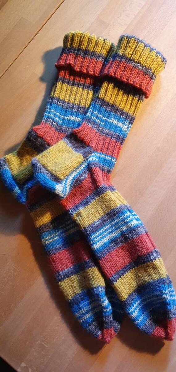 Handgestrickte Socken Strümpfe Kuscheliges Accessoires Als Geschenk Größe 41/42 Bunt in Breiten Streifen Rostrot, Gelb, Blau von TheWoollyWay