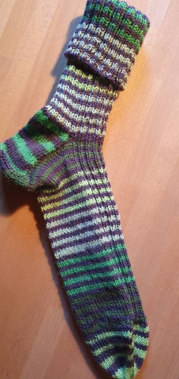 Handgestrickte Socken Strümpfe Kuscheliges Accessoires Als Geschenk Größe 41/42 Verschiedene Grüntöne Mit Schwarzen Streifen von TheWoollyWay
