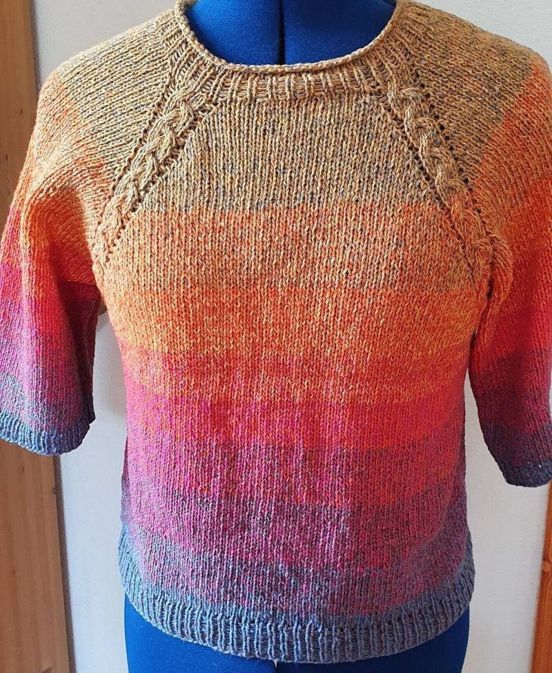 Handgestrickter Kurzer Pullunder Mit Halbem Arm Im Farbverlauf Raglan Zopfmusterstreifen Aus Weicher Merinowolle von TheWoollyWay