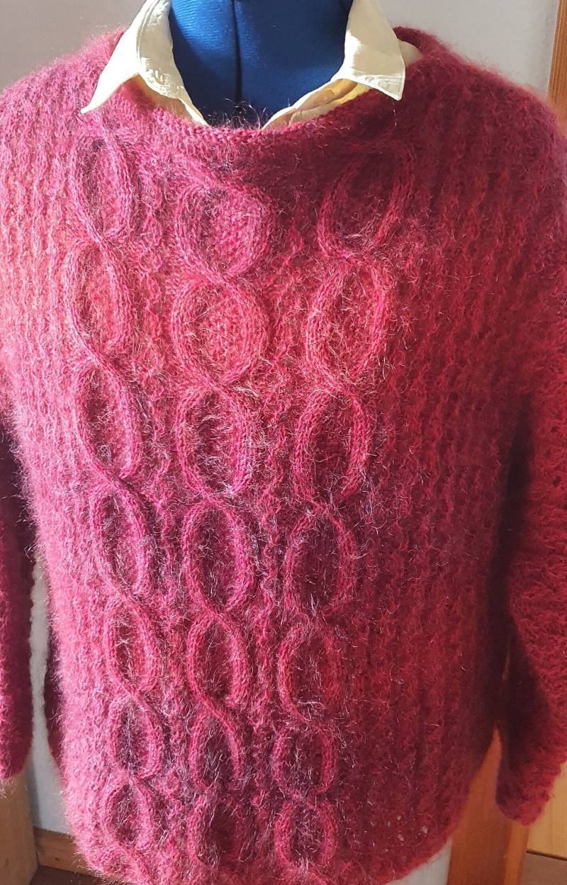 Handgestrickter Mohairpullover Mohairpullunder Mit Baumwolle in Größe 40 Oversize Zöpfen Und U-Boot Ausschnitt Rot/Weinrot von TheWoollyWay