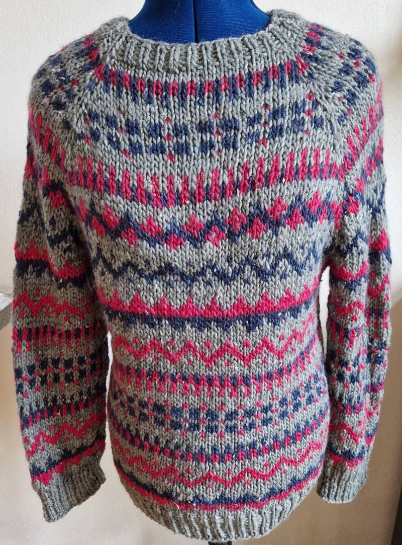 Handgestrickter Norwegerpullover Aus Grauer, Blauer Und Pinker Tweedwolle Zum Drüberziehen, Bequemer Raglanpullover, Größe 38/40 von TheWoollyWay