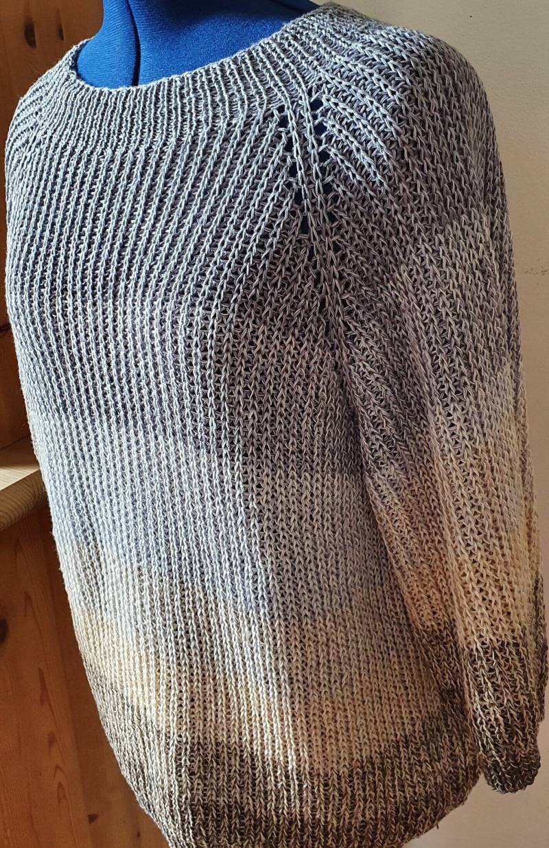 Handgestrickter Pullover Sweater Für Damen in Größe 40 Im Halbpatent Aus Baumwolle Farbverlauf Von Hellblau Über Creme Bis Braun von TheWoollyWay