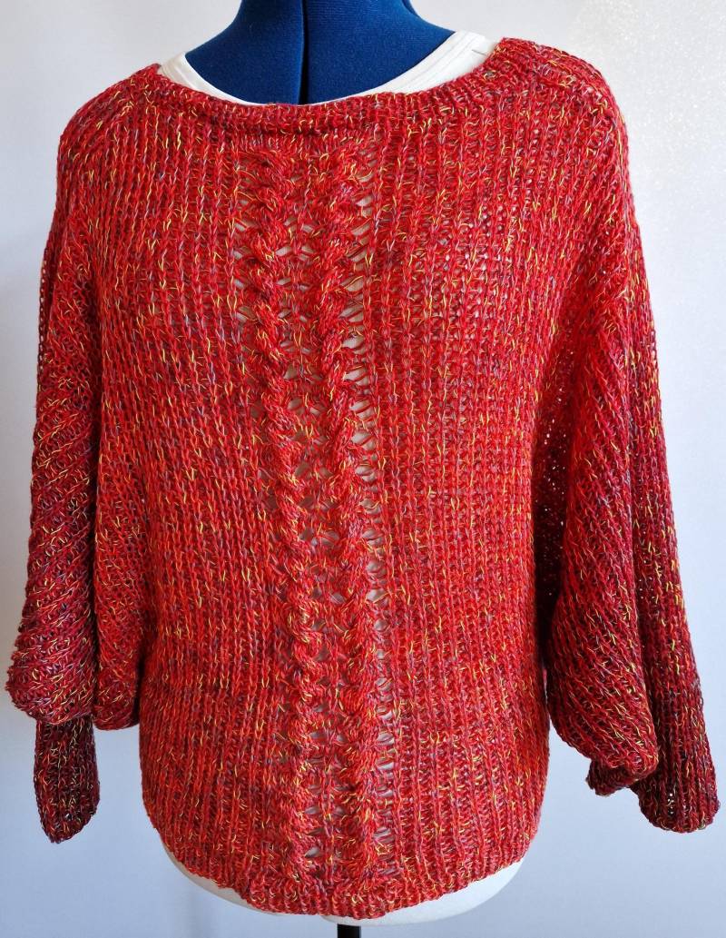 Handgestrickter Sommerpullover Patent Und Zopfmuster Mit Weiten Fledermausärmeln Im Farbverlauf Von Hell - Bis Weinrot Handgestrickt Oversize von TheWoollyWay