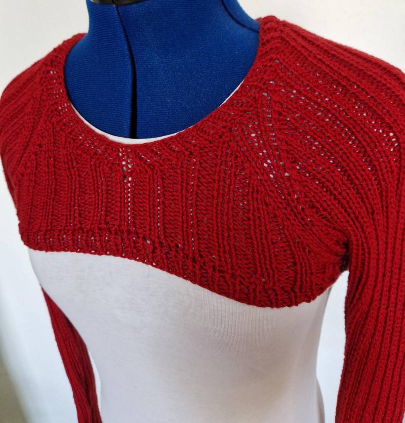 Handgestricktes Croptop, Kurzes Stricktop Mit Überlangen Armen in Burgund Im Rippenmuster Aus Einer Baumwollmischung von TheWoollyWay