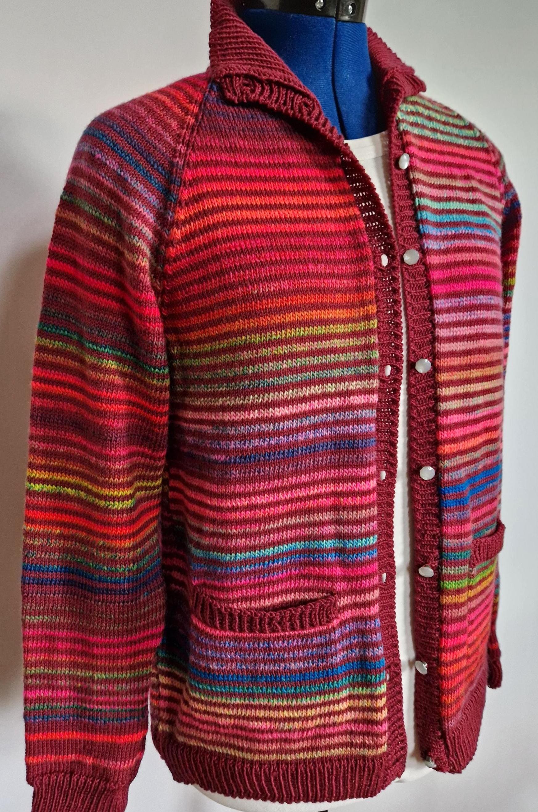 Strickjacke Im Vintagestil Mit Taschen in Streifen Weinrot Und Farbverlauf, Stehkragen Kurz Langen Arm Knöpfen von TheWoollyWay